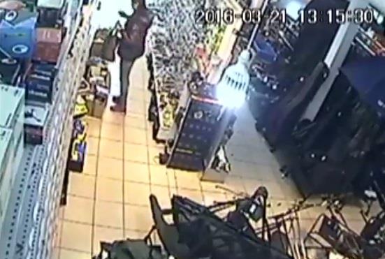 VIDEO: Furt surprins de camerele video intr-un magazin de pescuit.